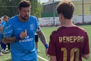 16-річний блогер Renerpo (Ренат Попружний) зробив зауваження Селезньову, щоб той не розмовляв російською мовою