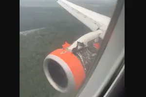 У російського літака під час польоту відірвалася обшивка двигуна (відео)