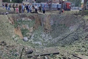 На дні вирви видно уламки, а навколо - ймовірно, частину дрона