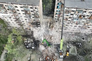 Російські окупанти вночі вдарили ракетою у багатоповерхівку у Києві