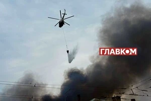 Гелікоптер ДСНС під час скиду води на пожежу в Києві