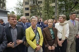 На заклик МЗС до зруйнованого будинку прибули представники понад 60 іноземних дипломатичних місій