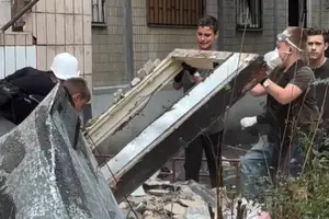 Діти допомагають розбирати завали в районі бульвару імені Вацлава Гавела