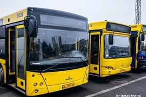 Київ змінив рух громадського транспорту через розбиті дороги в результаті обстрілу