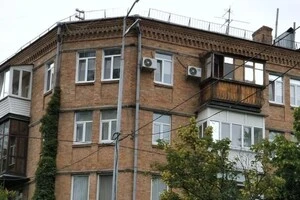 Звягінцева у 2024 році продала свою квартиру площею 80 кв. м у «сталінці» на Печерську за $200 тис.