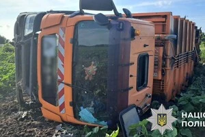 На автодорозі Глеваха – Підгірці сміттєвоз перекинувся в кювет