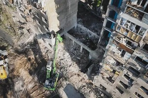 Частково зруйнований будинок у столиці