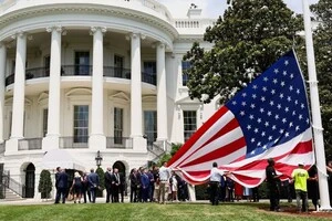 Трамп встановив гігантські прапори США біля Білого дому