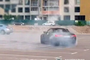 Водій небезпечно керував автівкою, дрифтуючи на парковці біля ТРЦ в Подільському районі столиці