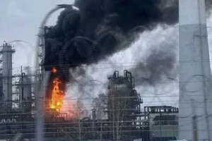 На фото удар по Рязанскому НПЗ