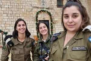Це фото на сторінці «Армії оборони Ізраїлю» підписано так: «Три жінки, три конфесії, одна форма. Мусульманка, іудейка та християнка – всі служать в Армії оборони
