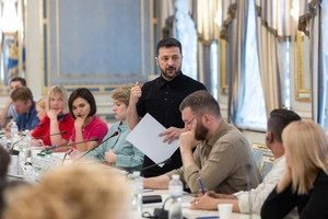 За словами глави України, загарбники ведуть активні бої дії, аби просунутися на Сумщині