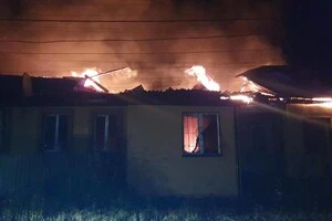 Будинок горить через падіння уламків