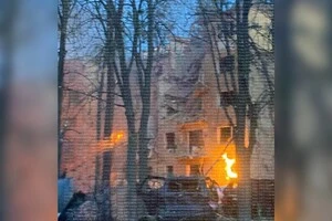 У Києві горить багатоквартирний будинок після атаки РФ