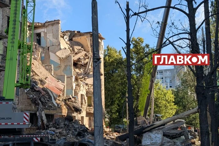 Ракета РФ пробила всі поверхи та підвал п'ятиповерхівки у Шевченківському районі 