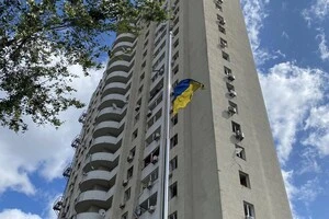 Біля пошкодженого росіянами будинку у Києві вцілів флагшток із прапором України (фото)