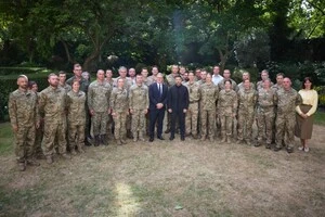 Зеленський та Стармер зустрілися з військовими, які проходять навчання за програмою Interflex у Британії