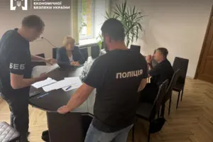 Детективи БЕБ повідомили головному бухгалтеру про підозру у вчиненні кримінального правопорушення