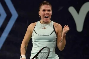 Олійникова у трьох сетах поступилася Паррі