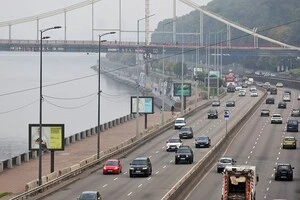 Дорожники ліквідовуватимуть на Набережному шосе аварійний провал зливоприймального колодязя