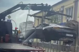 Мережа жартує з комунальника, який наважився евакуювати авто вартістю $250 тис.