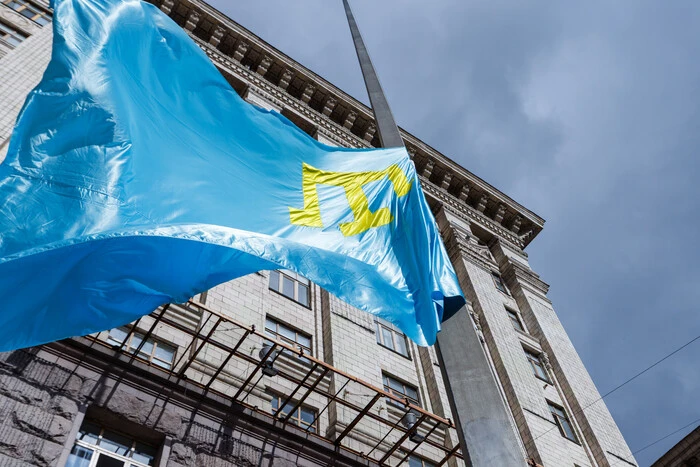 У Києві піднято кримськотатарський прапор на знак солідарності та підтримки (фото)