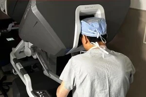 Замість стандартної процедури із розсіченням грудини лікарі використовували хірургічного робота 