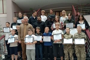 Посадовці вручили дітям подяки за допомогу й подарували канцелярські набори й сертифікати в парк атракціонів