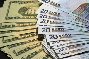 Долар знову дешевшає, євро б’є рекорди