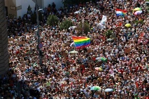 Будапешт. Десятки тисяч людей проігнорували заборону Орбана та вийшли на марш ЛГБТК+