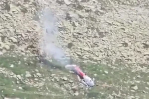 Гелікоптер впав на льодовику в Швейцарії: одна людина загинула