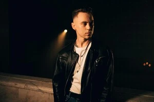 почесне звання «Заслужений артист України» Артем Пивоваров отримав на день народження