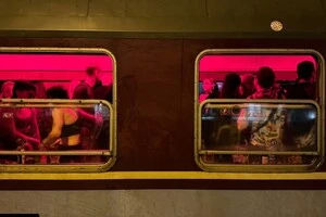 Повідник приєднався до запальних танців у вагоні 