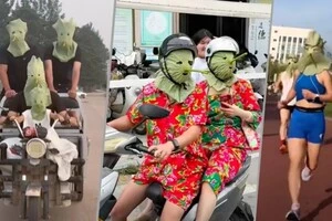 Молоді люди в Китаї виготовляють сонцезахисні маски для всього обличчя з гігантського листя лотоса