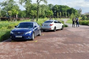 VIP-парковка на пішохідній зоні Оболонського острова обурила киян (фото)