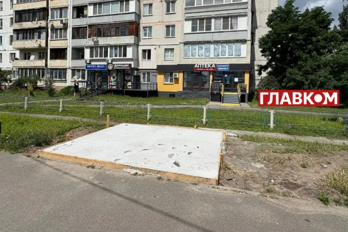 На Оболоні, попри боротьбу з МАФами, з'явився новий фундамент під кіоск (фото)
