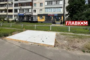 На Оболоні, попри боротьбу з МАФами, з'явився новий фундамент під кіоск (фото)