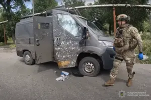 У Покровську під час евакуації важкопоранених «Білий янгол» потрапив під удар РФ (відео)