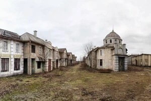 На вулицях кіностудії є фонтан, церква та будівля, схожа на палац