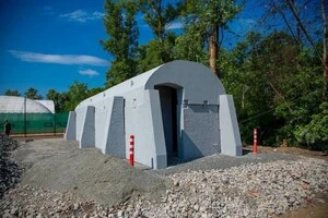 Перше мобільне укриття, встановлене у Києві
