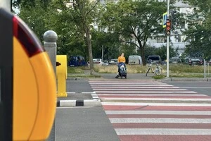 На пішохідному переході фахівці понизили бортовий камінь, зробивши перетин вулмці комфортним для батьків з малими дітьми у візках