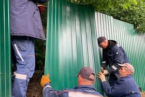 Комунальники демонтували незаконну огорожу біля історичної будівлі на Печерську