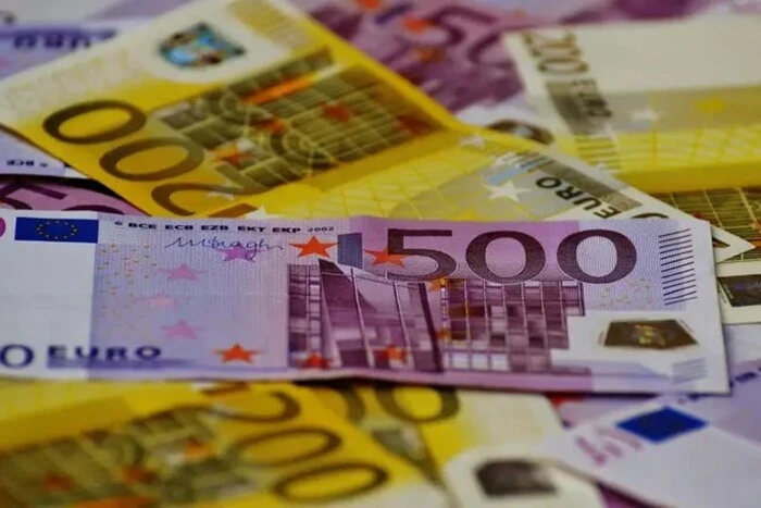 Євро пробив 50: один з банків уже продає валюту дорожче за історичну позначку