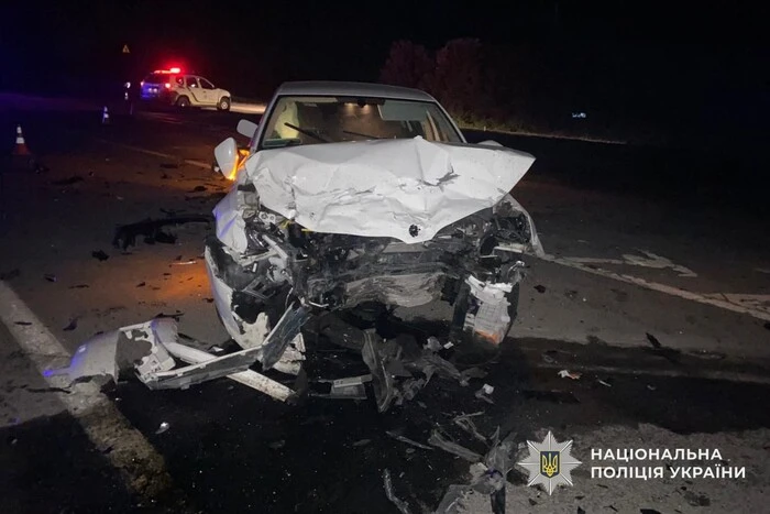 На Закарпатті зіштовхнулись Volkswagen та Skoda: семеро травмованих, серед них діти (фото)