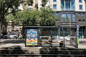 На вулицях угорських міст з’явилися плакати, на яких Зеленського та Мадяра зображено у вигляді яєць у шкаралупі з українськими прапорами