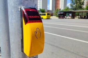 Раніше в цьому місці були облаштовані нерегульовані пішохідний перехід і велопереїзд