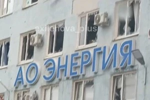 На світлинах видно вибиті внаслідок атаки вікна на заводі