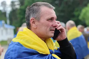 Співали гімн, дзвонили рідним: Зеленський показав відео повернення бійців з полону