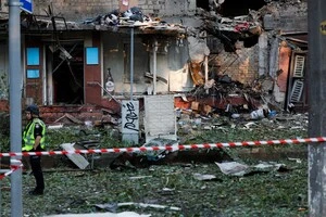 Такий вигляд має багатоповерхівка в Києві після ворожої атаки