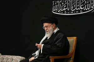 13 червня Ізраїль почав завдавати удару по Ірану і Алі Хаменії з того дня та до 5 липня не виходив не публіку